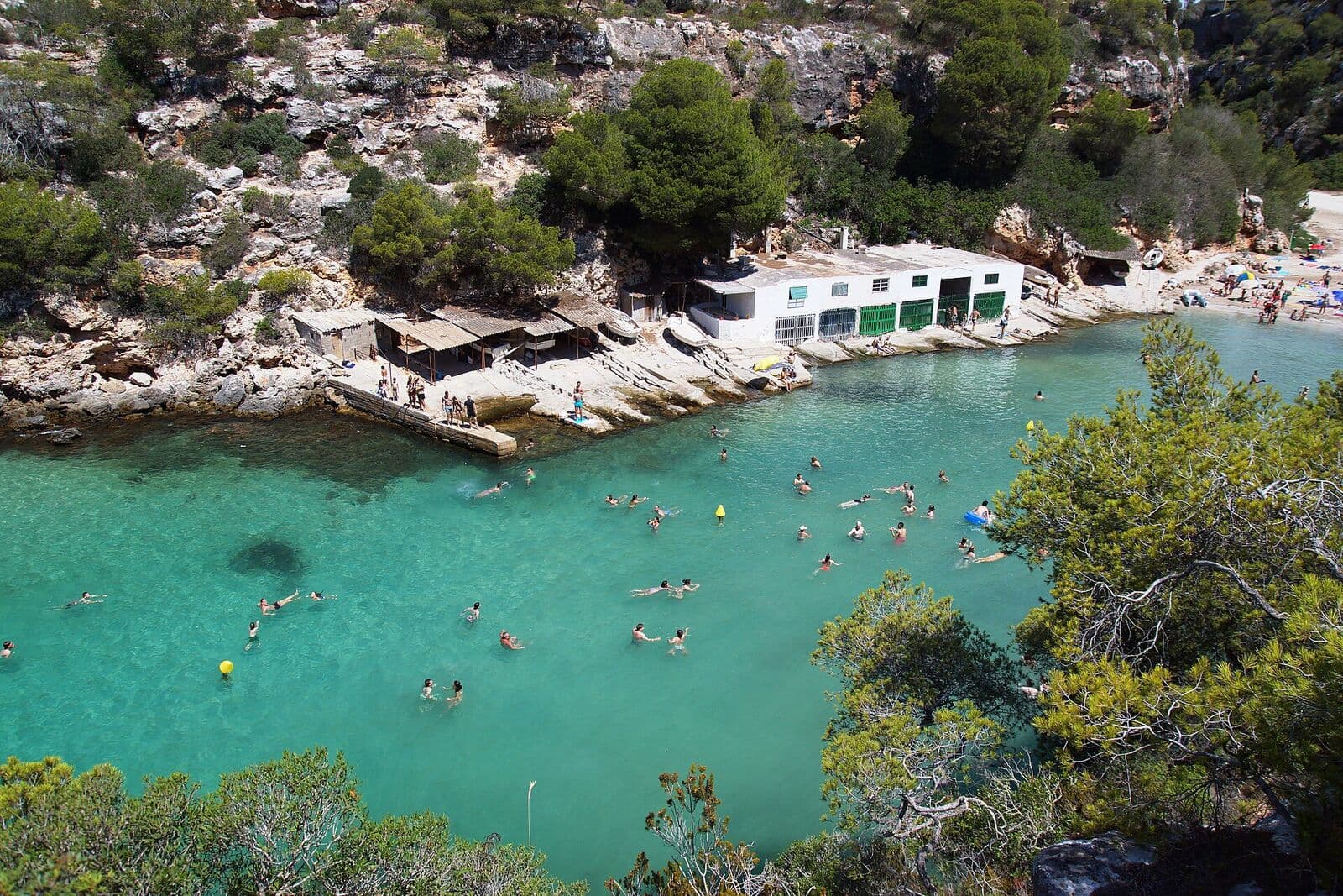 Cala Pi, uma reentrância estreita de água turquesa entre falésias e pinheirais
