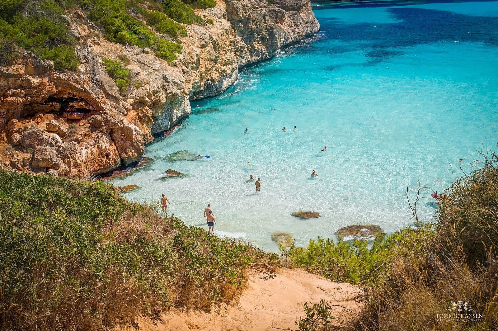 Caló des Moro, uma enseada estreita de água turquesa encaixada entre rochas e vegetação