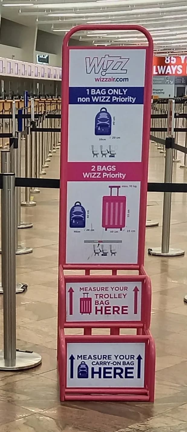 Medidor de equipaje de Wizz Air fotografiado en 2022; muestra una política específica de esa época.