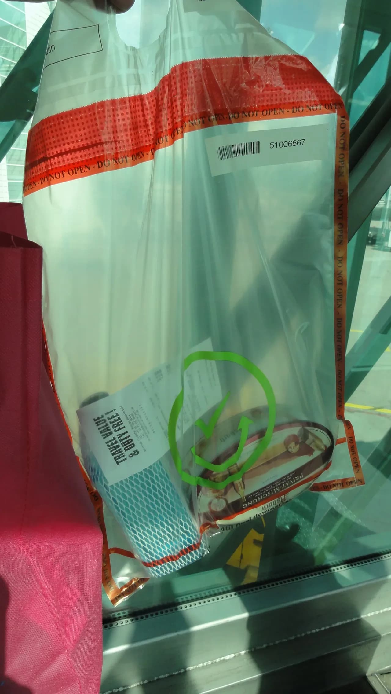 Bolsa duty free sellada fotografiada en el aeropuerto de Múnich en 2014; ejemplo histórico de embalaje.