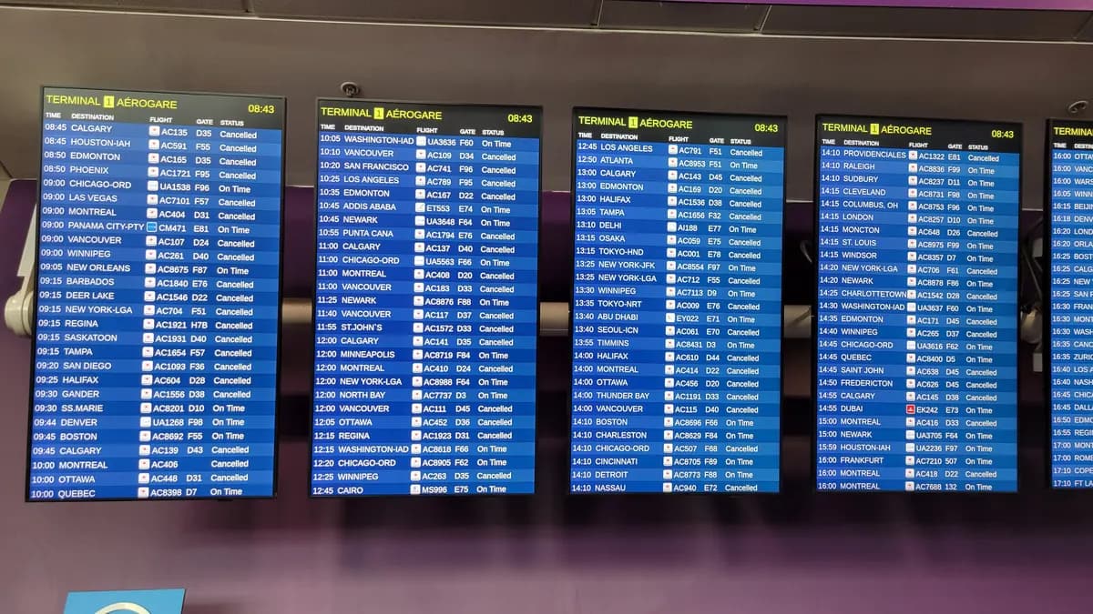 Paneles de salidas del aeropuerto de Toronto Pearson con la mayoría de los vuelos de Air Canada marcados como cancelados durante una huelga.