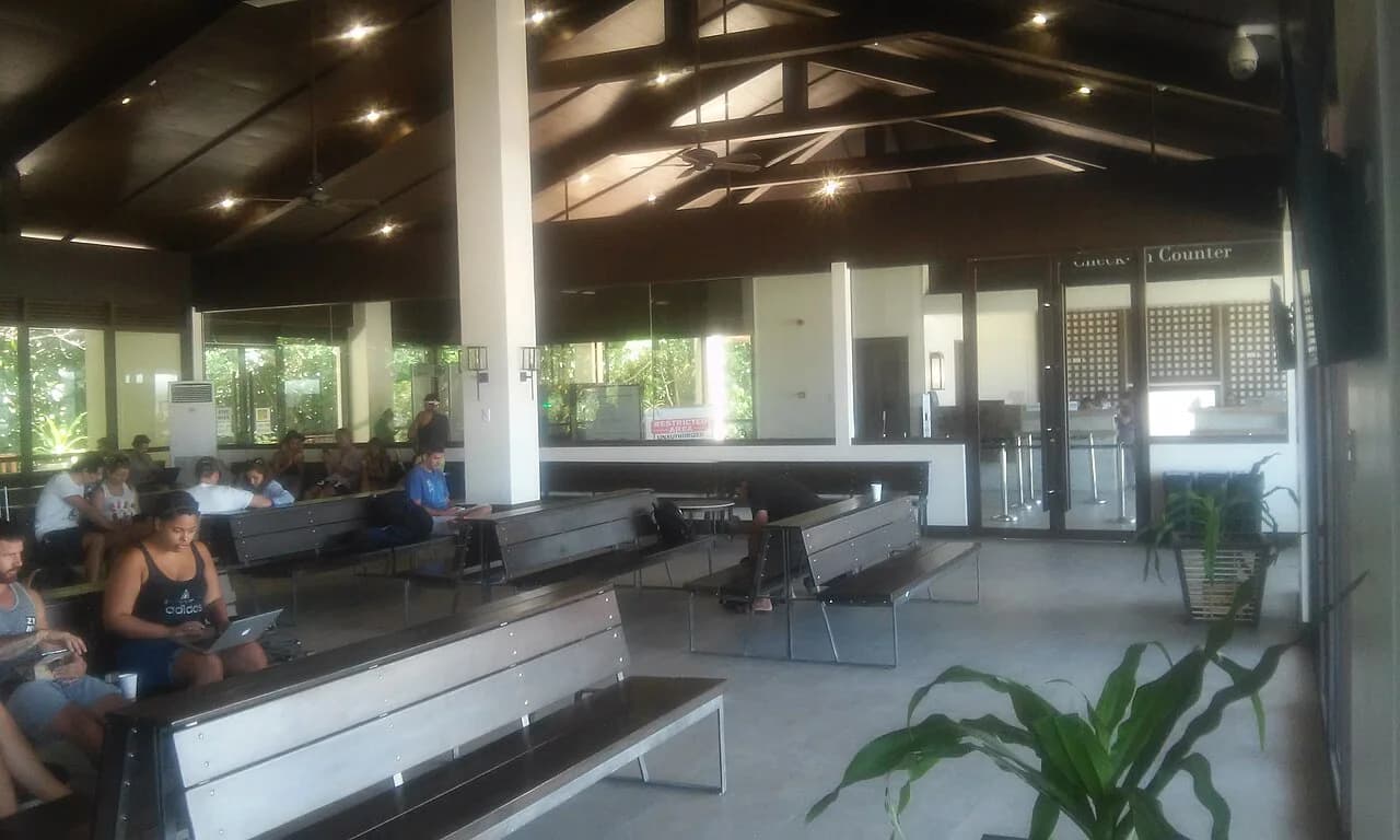 Sala de embarque real do aeroporto de El Nido, nas Filipinas, para ilustrar a preparação de uma viagem.