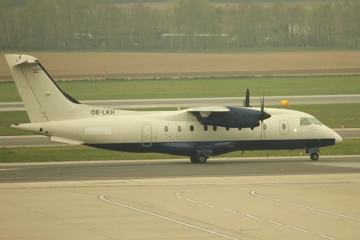 Propeller-Ambulanzflugzeug beim Rollen auf einem Flughafen.